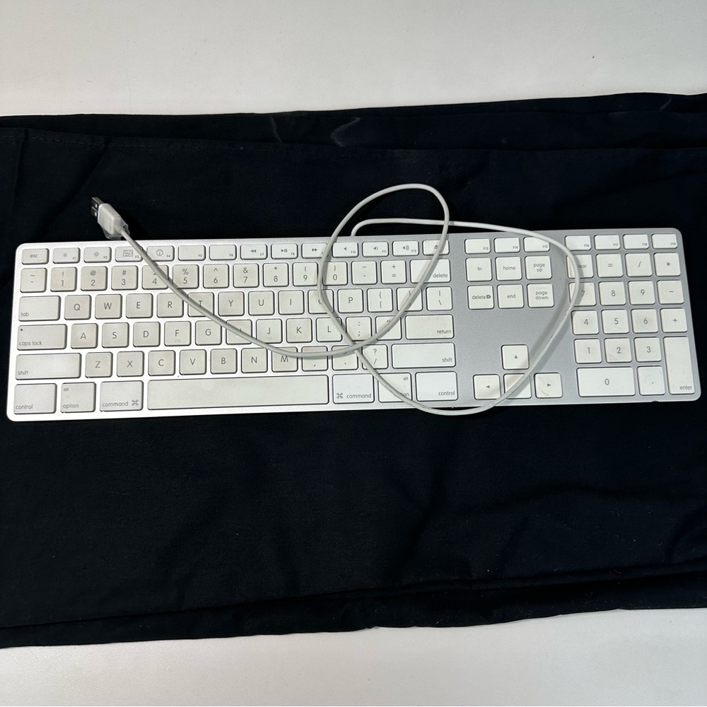 Apple hardwired keyboard number A1243 EMC #2171 Works!